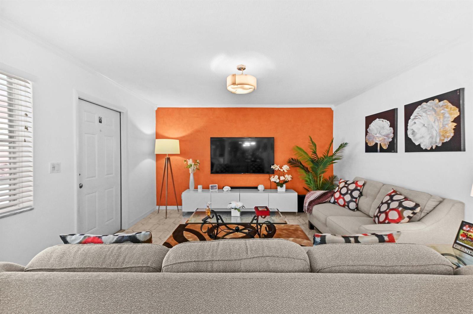Image 4: 05 Living room 04