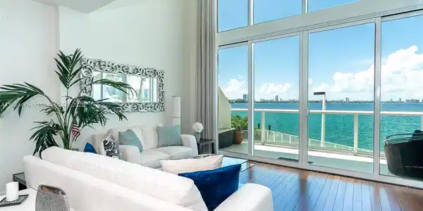 2000 Bay Dr Unit 207