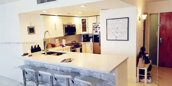 7601 E Treasure Dr Unit 411