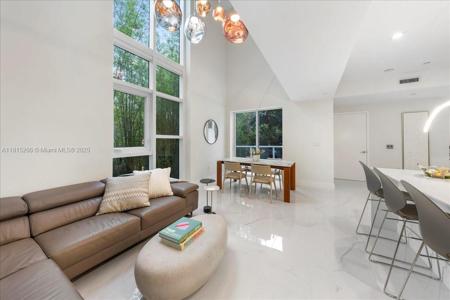 455 NE 39th St