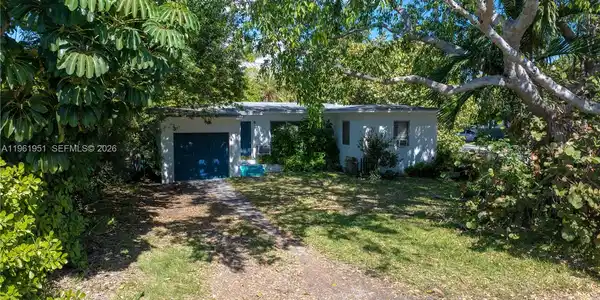 301 Redwood Ln