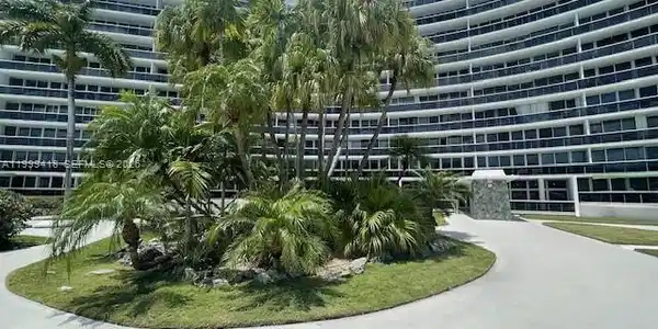 900 Bay Dr