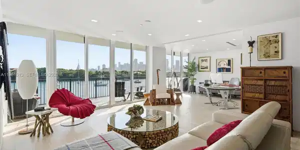 1000 Venetian Way