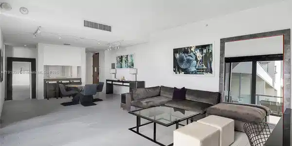 2201 Collins Ave