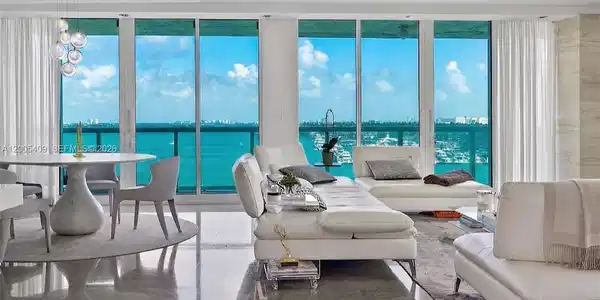 10 Venetian Way