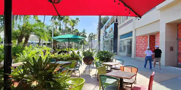 Image 4: Lincoln Road