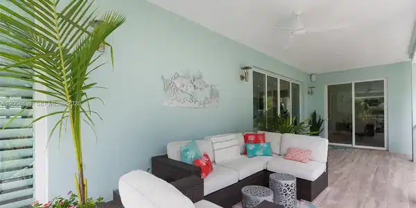 122 S Bahama Dr