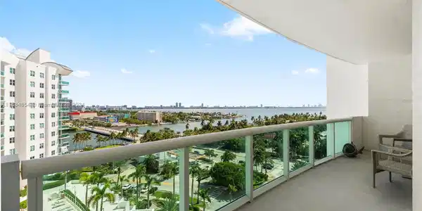 7900 Harbor Island Dr