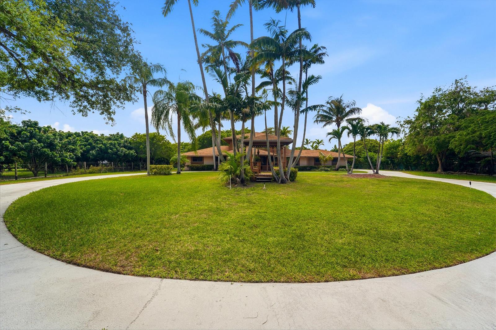 Image 2: Front Yard