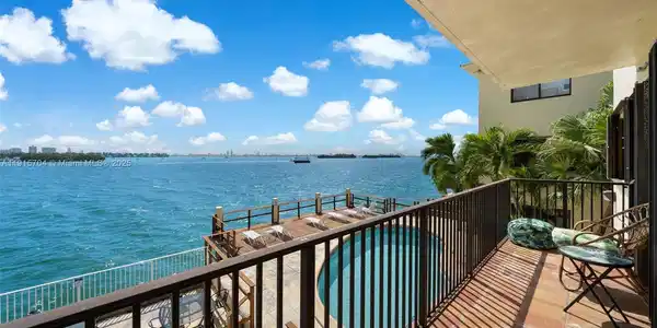 7845 NE Bayshore Ct