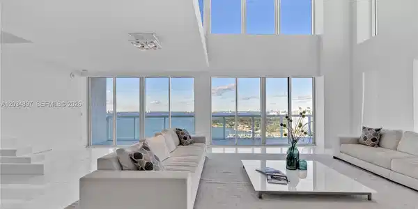 10 Venetian Way