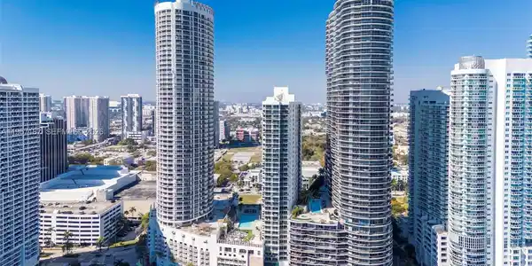 1750 N Bayshore Dr