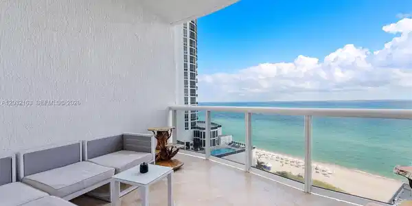 15901 Collins Ave