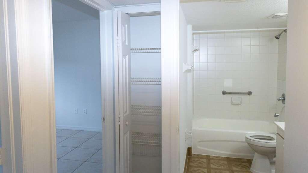 Image 3: 2-hall_bathroom_-_homestead