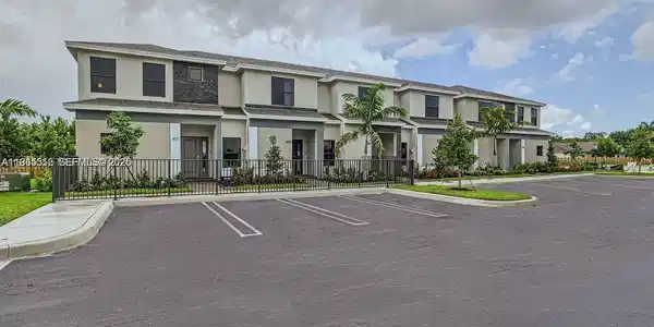 445 NE 1st Dr