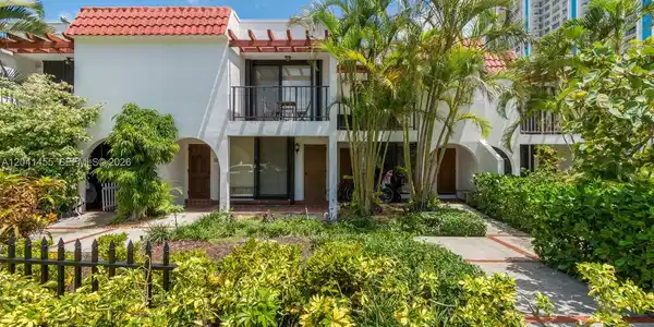 425 Grapetree Dr