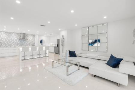 6395 Bay Club
