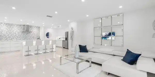 6395 Bay Club