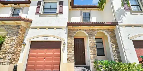 Image 2: Stylish and full of amenities