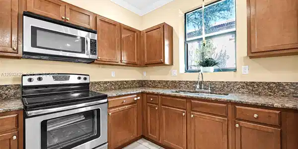 Image 4: Gourmet Kitchen
