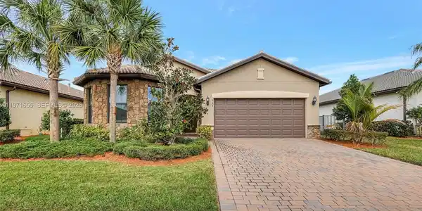727 SE Boboli Way