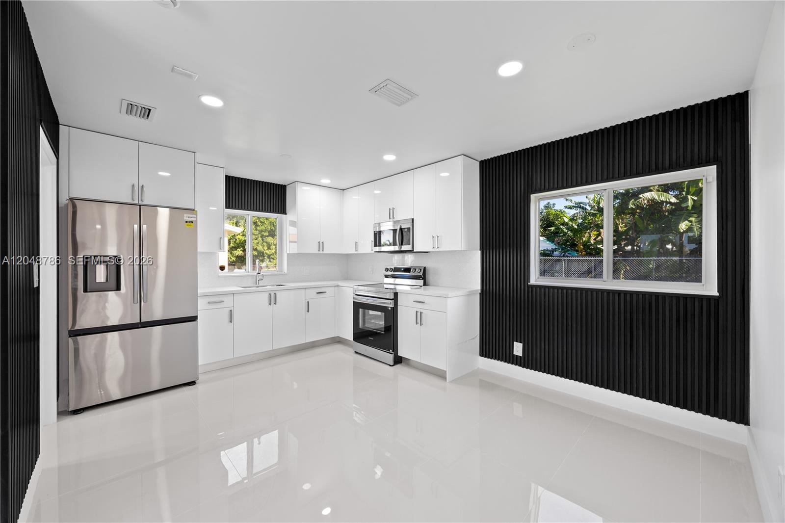 Image 3: Gorgeous Kitchen with dining area.