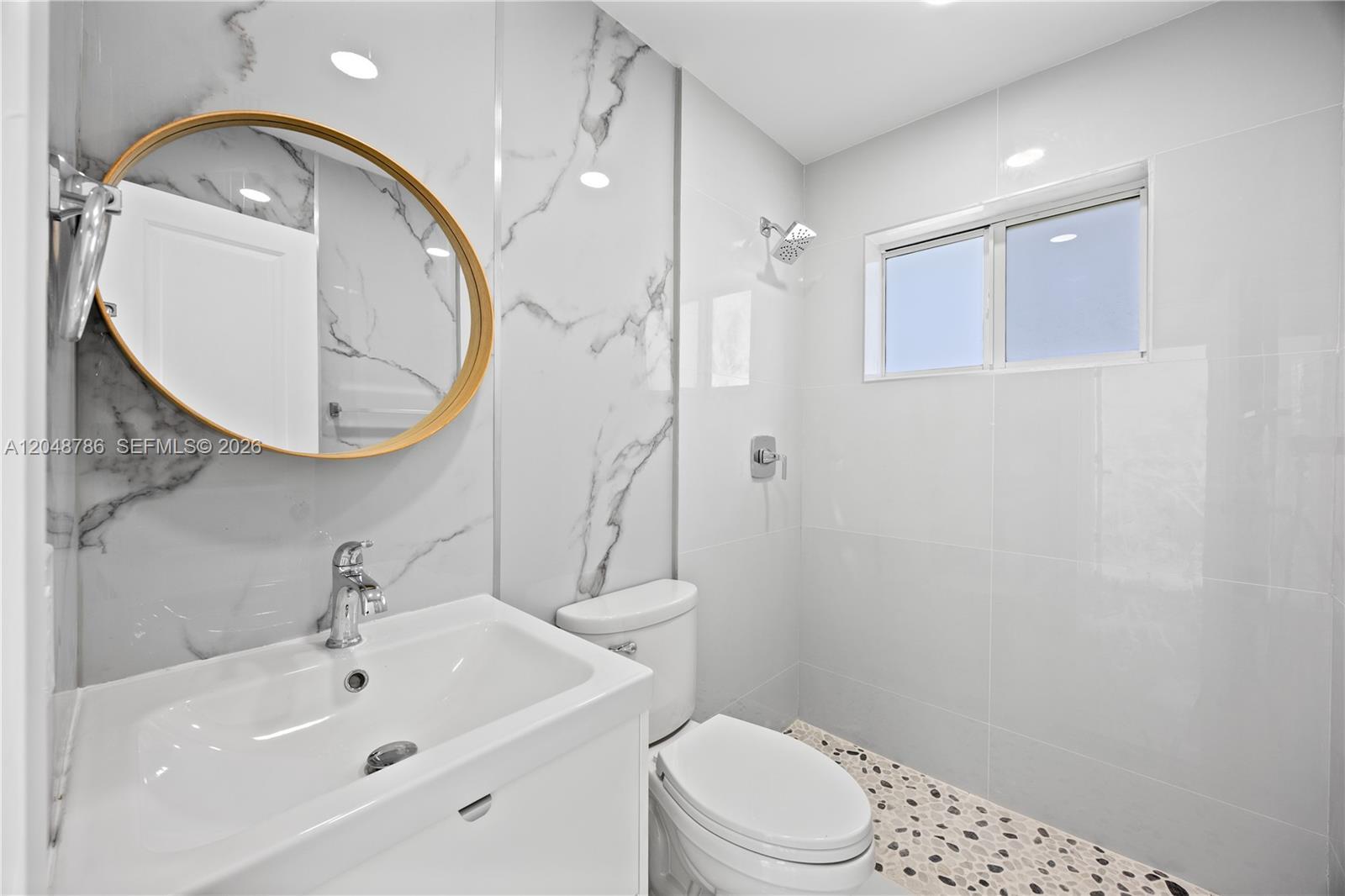 Image 4: Second bathroom.