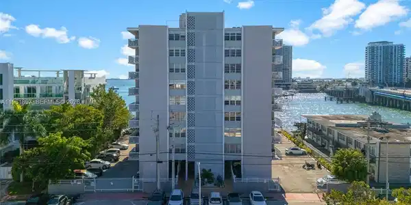 2016 Bay Dr