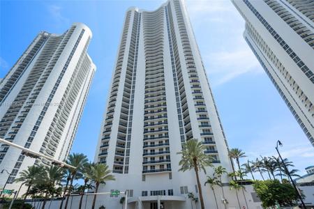 15901 Collins Ave