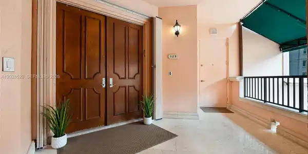 Image 4: Formal door entrance