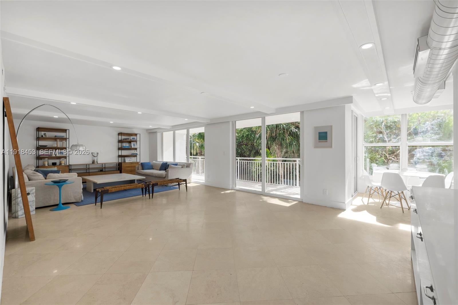 Image 2: VERY SPACIOUS LIVING - DINING