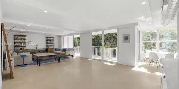 Image 2: VERY SPACIOUS LIVING - DINING