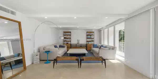 Image 4: LIVING VIEW