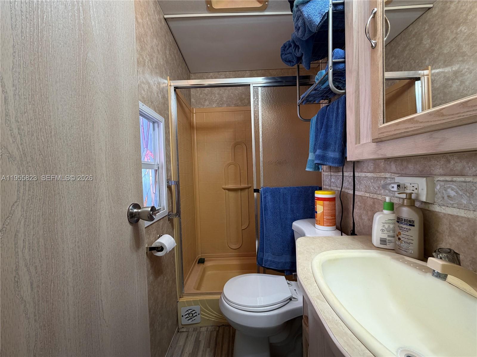 Image 3: Bathroom with Shower