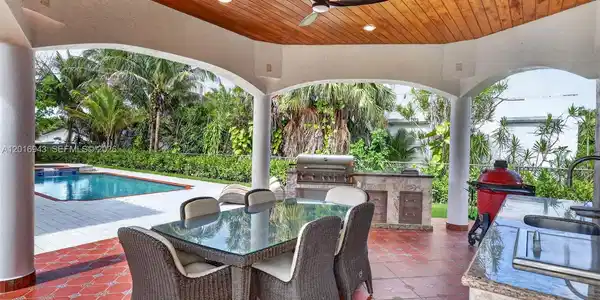 Image 3: Summer Kitchen