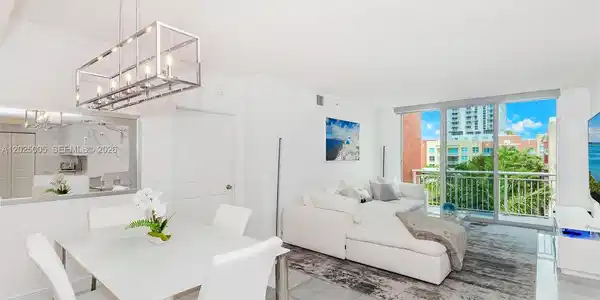 2000 N Bayshore Dr