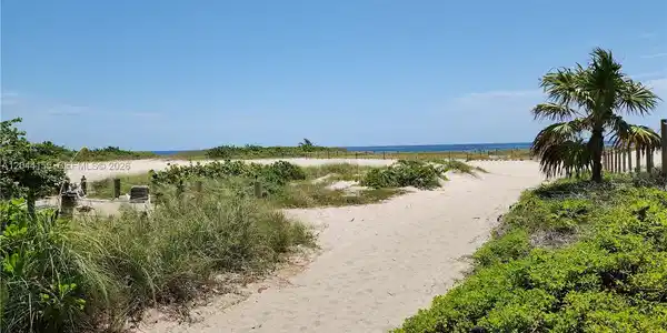 Image 2: POMPANO BEACH  ONE BLOCK AWAY