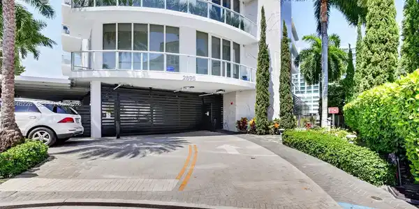 Image 2: Private secure entry