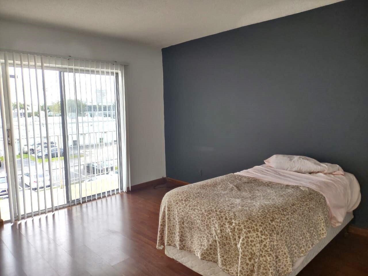 Image 3: Hallandale Mariana 8