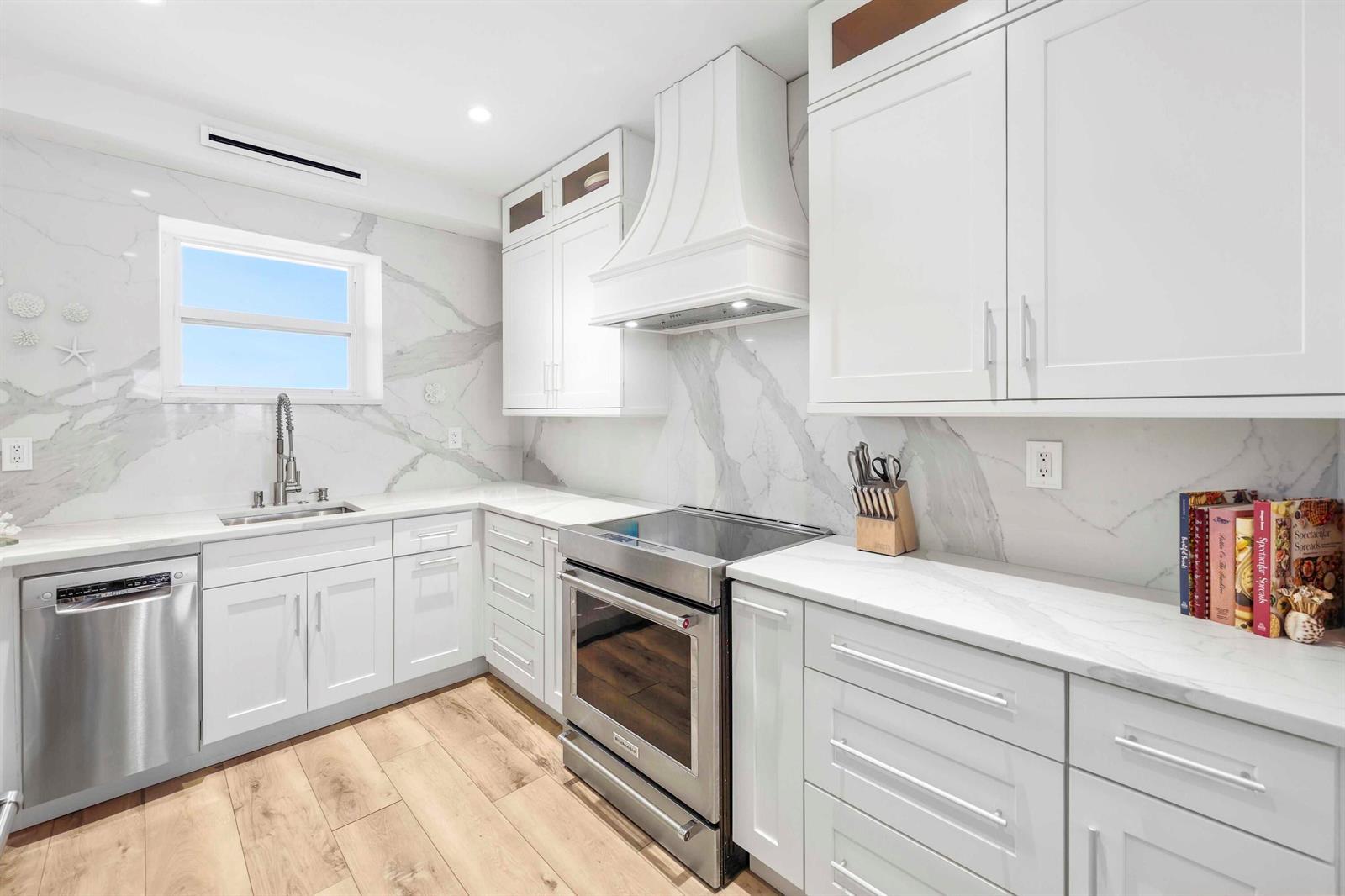 Image 2: Gourmet Kitchen