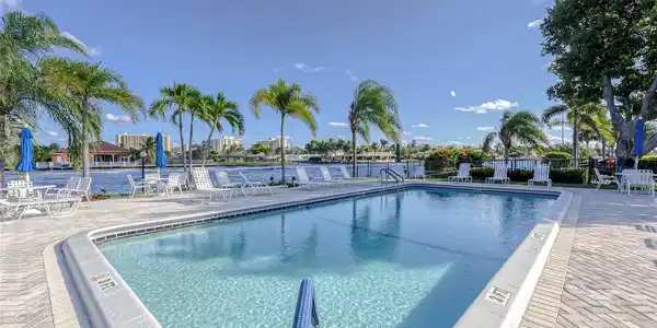 6253 Bay Club