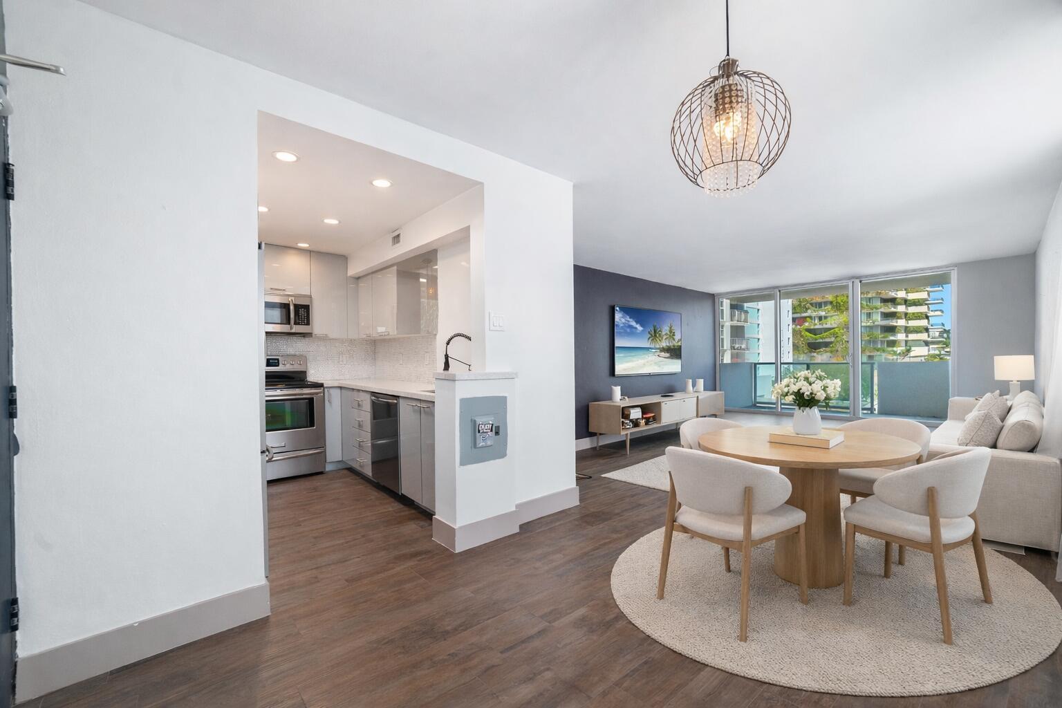 Image 3: Open Concept Corner Unit Staged