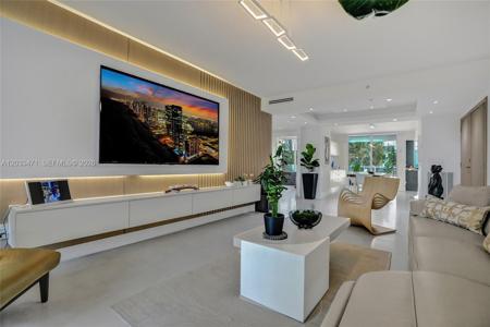 19111 Collins Ave
