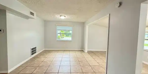 Image 3: Living room