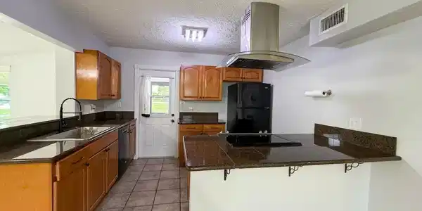 Image 4: Kitchen