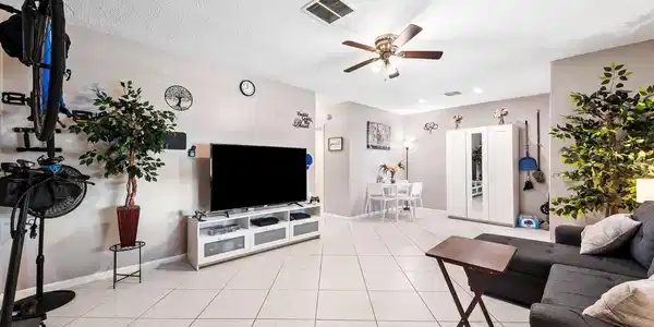2100 NE 38th