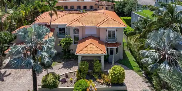 501 Bay Lane