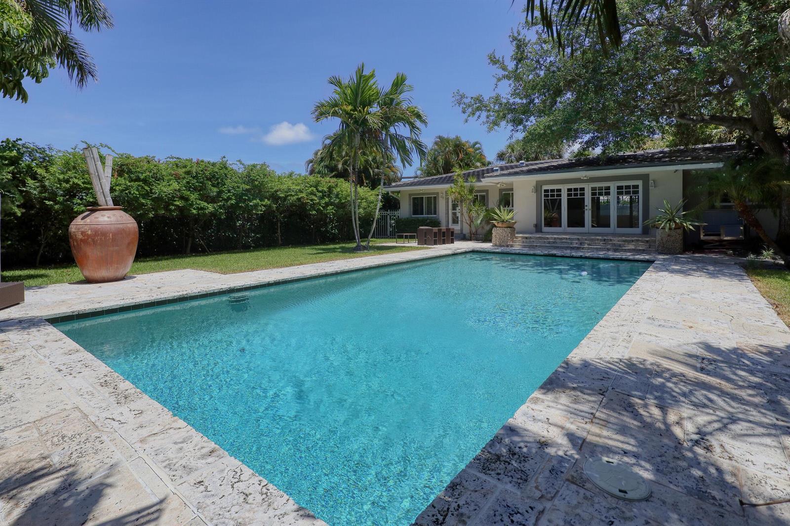 Image 2: Pool