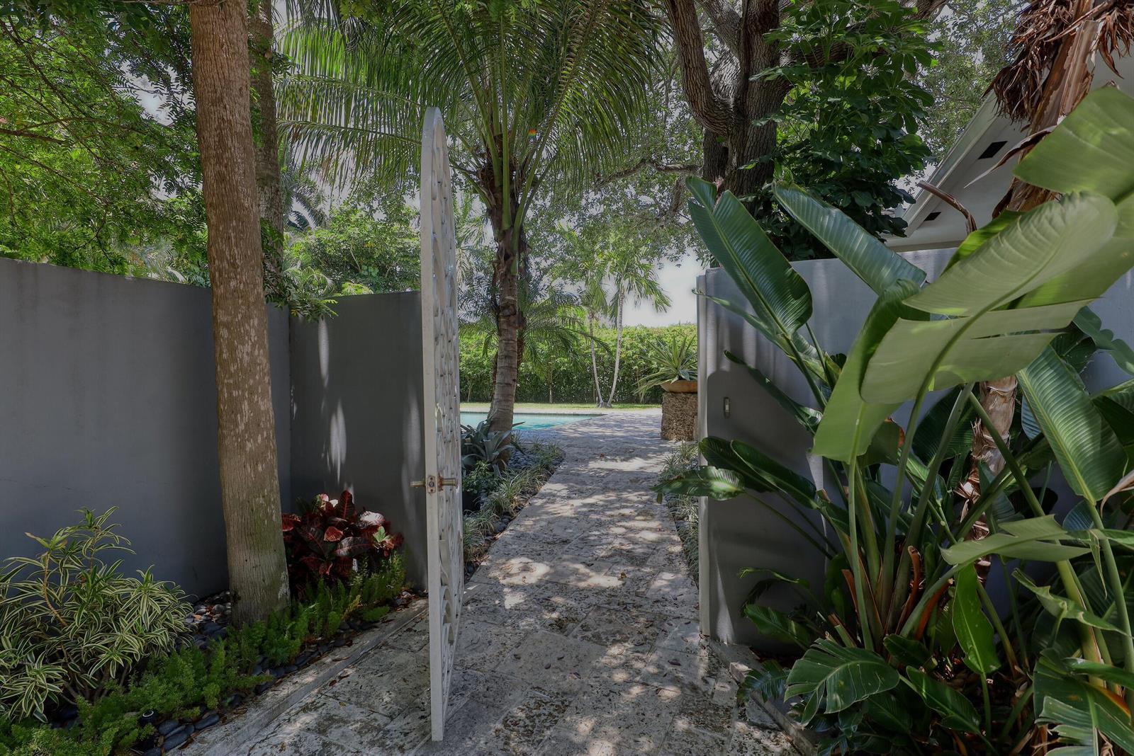 Image 3: Entry