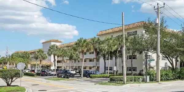 200 E Royal Palm